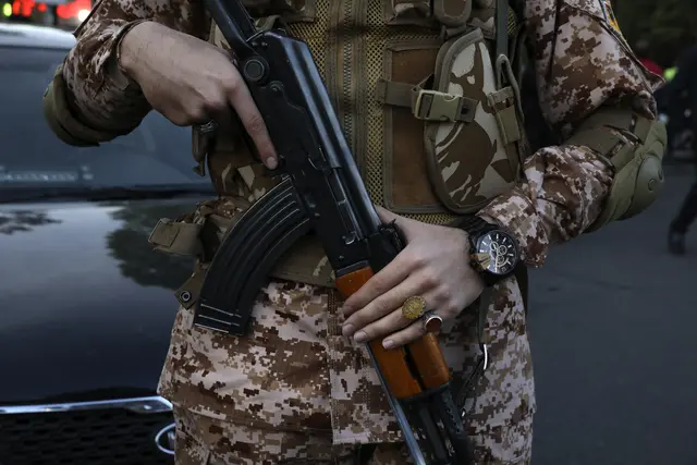 Nach Angaben der Menschenrechtsorganisation Hengaw soll der Mann vom Geheimdienst der iranischen Revolutionsgarde festgenommen worden sein. | Foto: APA-Images / AP / Vahid Salemi