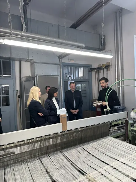 Ein Stopp führte Klubobfrau Angerlehner in die traditionsreiche Leinenweberei Vieböck in Helfenberg. | Foto: OÖVP