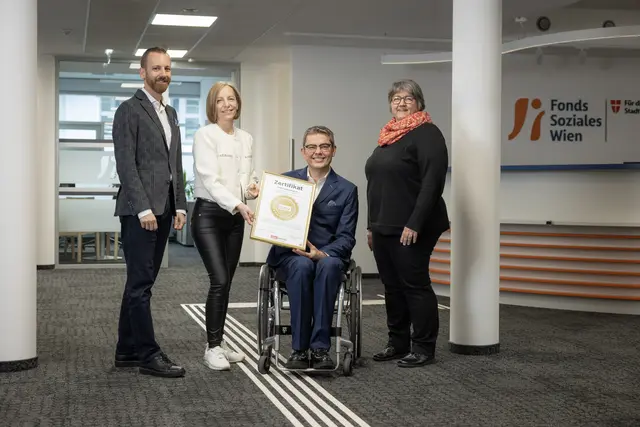 v.l.: Georg Baumann (Leiter Betriebsführung FSW), Petra Gottwald (Leiterin FSW-Kund:innenservice), Hans-Jürgen Groß (Präsident ÖZIV Burgenland) und Susanne Gabrle (Leiterin der Strategie Behinderung und Inklusion im FSW) bei der Zertifikatsübergabe. 
  | Foto: FSW