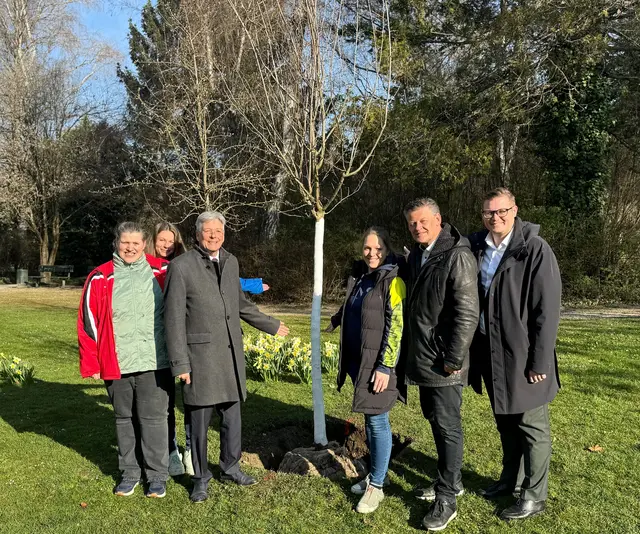 Baumpflanz-Challenge“ des Vereins "Special Olympics Kärnten" mit Geschäftsführerin Eva Lodron, Bürgermeister Christian Scheider, Landeshauptmann
Peter Kaiser und Stadtrat Julian Geier im Europapark. | Foto: StadtKommunikation