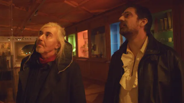 Links Hauptdarsteller Klaus Rohrmoser (Vlad, Graf Dracula) und rechts Georg Naderer (Adrian) vor dem Gemälde von Vlad Tepes III. | Foto: Immanuel Degn/Immigration Pictures e.U.