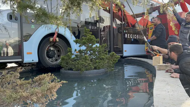 Bergungsarbeiten am verunglückten Bus. | Foto: Gärtnerei Jäger