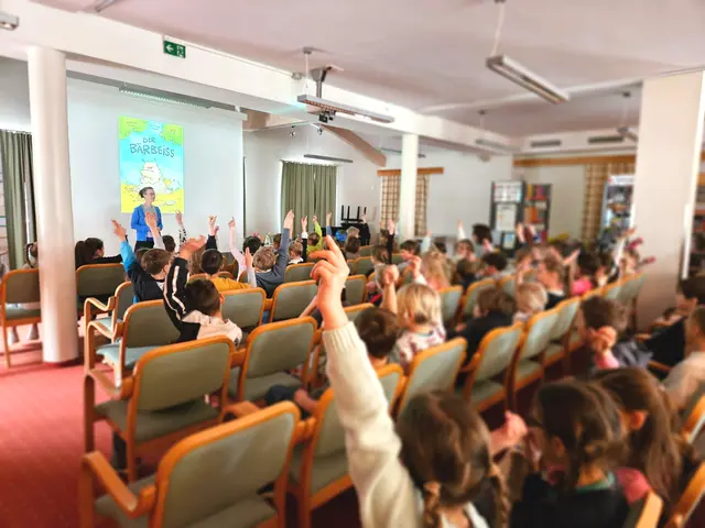 Einige Klassen der Strobler Volksschule und Mittelschule waren bei der Lesung in der Bibliothek vor Ort.  | Foto: Öffentliche Bibliothek Strobl