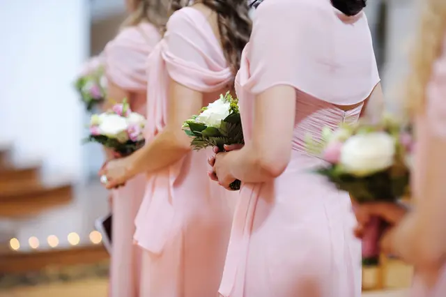 Früher waren es die Kranzljungfrauen, heute die Brautjungfern: Freundinnen der Braut, die sie emotional und tatkräftig am Hochzeitstag unterstützen. Üblicherweise tragen sie Kleider in der gleichen Farbe. | Foto: MNStudio/smarterpix