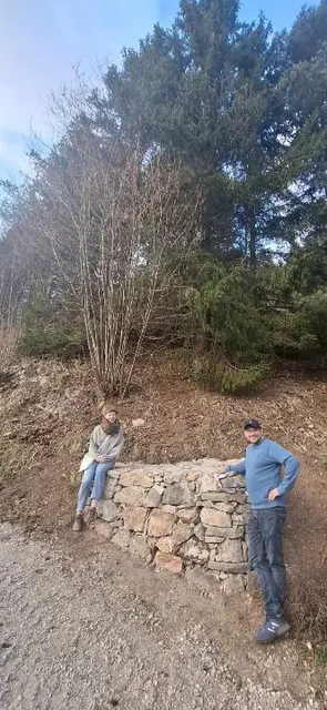 Mit der Fertigstellung der Trockensteinmauer wurde ein weiterer Schritt gesetzt, um den Naturpark Falkenstein als Ort des Lernens, des Schutzes und der Naturerfahrung weiterzuentwickeln. | Foto: Gemeinde Schwarzau/Gebirge