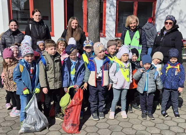 Kleine Hände entfernen Abfall, den Große verursacht haben ….