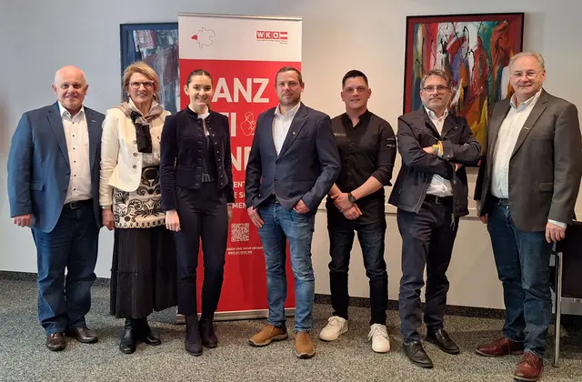 Klaus Berer, Leiter der WKO Braunau, Anneliese Kronberger-Gypser, Laura Schneebichler, Michael Zenz, Franz Dafner, Roland Tiefenböck und Klemens Steidl, Obmann der WKO Braunau. | Foto: Anja Kern/MeinBezirk