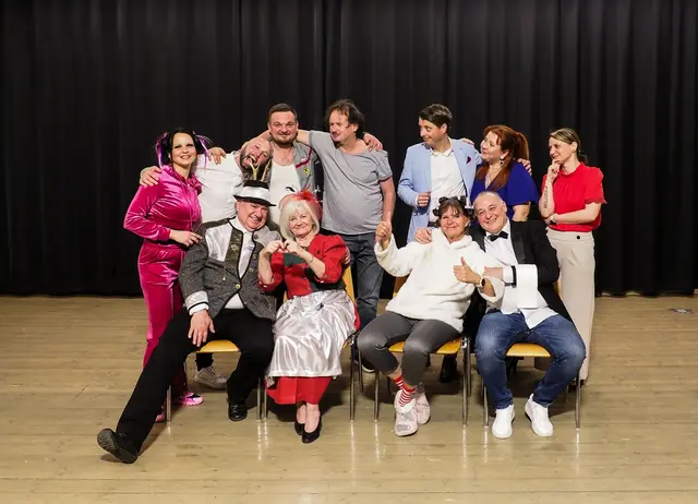Die Obersteirische Volksbühne bringt unter der Regie von Toni Steger das Stück „Das (w)arme Würstl - oder Kaviar trifft Currywurst“ auf die Bühne.  | Foto: Volksbühne St. Michael