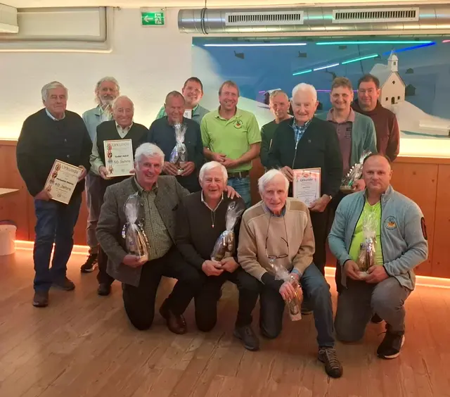 Die Jubilare und Geehrten mit Obmann Hanspeter Foidl (Mi.). | Foto: BZZV St. Johann