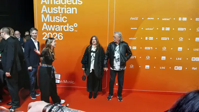 Peter Cornelius kam mit seiner Frau zum Amadeus Austrian Music Award 2026 nach Wien. | Foto: Josef Hofmüller