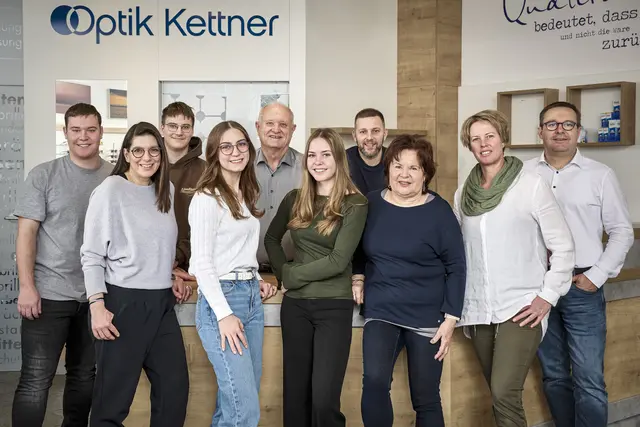 Das Team (v.l.n.r.): Thomas Kettner, Kerstin Mirwald, Florian Schwarz, Ilvie Kohl, Anton Kettner, Katrin Kettner, Wolfgang Nekowitsch, Inge Kettner, Christa Kettner und Georg Kettner  | Foto: Optik Kettner