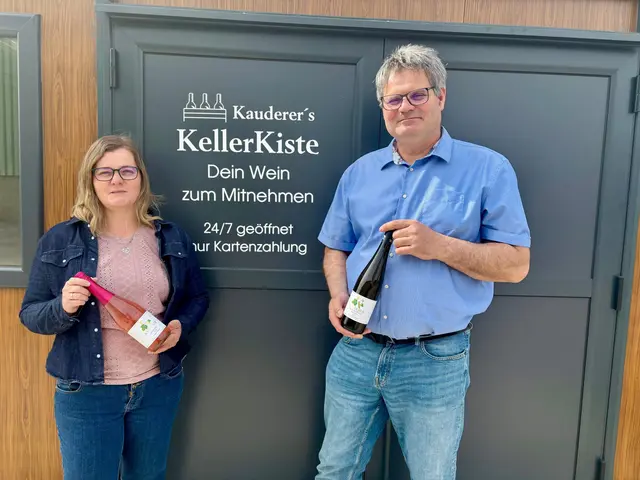 Direkt an der B2 können Einheimische wie auch Durchreisende rund um die Uhr auf das Sortiment seines Weinguts zugreifen. | Foto: Markus Kahrer