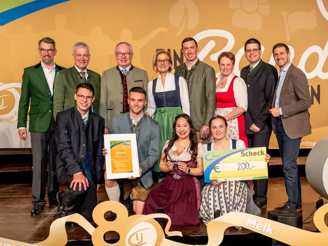 Lanzenkirchen v.l.n.r. 1. Reihe: Matthias Luger, Stephan Puchegger, Sarah Trausmuth, Sabine Pfeisinger; 2. Reihe: Florian Urban, Toni Kasser, Stephan Pernkopf, Johanna Mikl-Leitner, Alexander Bernhuber, Andrea Wagner, Lorenz Mayr, Stefan Wukovitsch | Foto: NIEDERÖSTERREICHISCHE LANDES-LANDWIRTSCHAFTSKAMMER