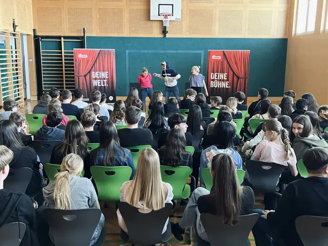 Ein berührendes und sehr anspruchsvolles Theaterprogramm für die Schüler:innen der 3. und 4. Klassen der Mittelschule Lassee. | Foto: Günter Kastner, Arbeiterkammer Niederösterreich