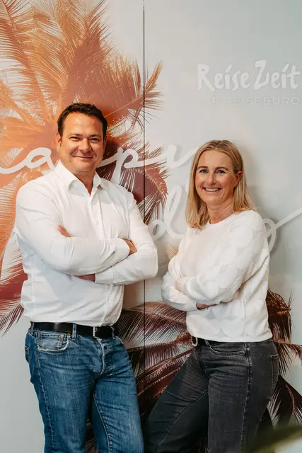 Gerald Eckhardt, mit seiner Frau Bianca, eröffnete 2006 das Reisebüro ReiseZeit in Golling. 
 | Foto: SPW_Fotografie