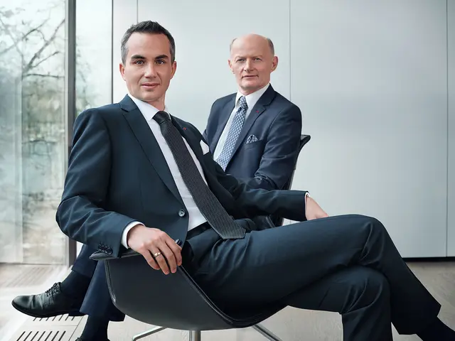 Martin Seiter (vorne) folgt mit Jänner 2027 Franz Gasselsberger als Generaldirektor der Oberbank. | Foto: Joachim Haslinger