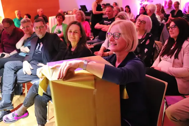 Mit Hinweisen und Tipps vom Kulturteam rätselte das Publikum, welche Veranstaltung sich in den acht Päckchen befand. Der Rätselspaß verfehlte seine Wirkung nicht. Die Besucher machten mit Begeisterung mit und öffneten die Kultur-Packerln. | Foto: Edith Ertl