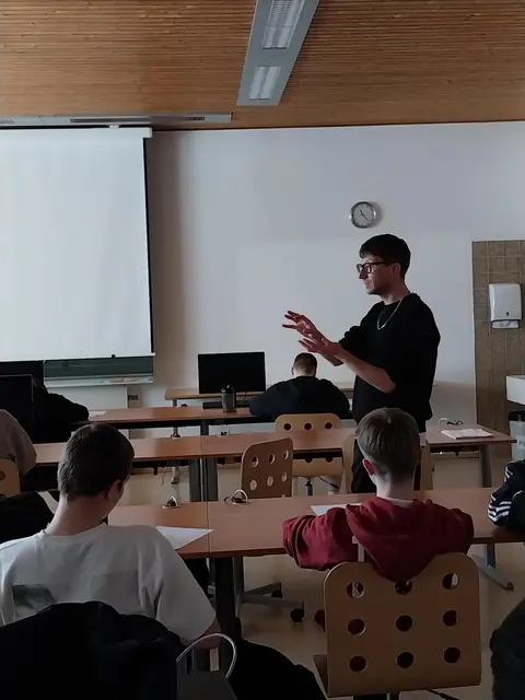 Florian Rainer führte die Schüler an die Thematik heran. | Foto: Appeltauer