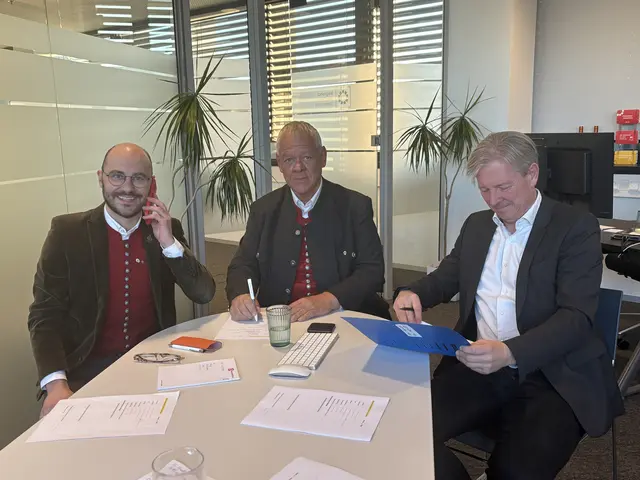 Zuhören, verstehen, helfen: Die Oberlandler Ulrich Kiendler und Walter Friedrich nahmen gemeinsam mit MeinBezirk-Chefredakteur Roland Reischl bei der letzten Telefonsprechstunden Anrufe von Steirerinnen und Steirern in akuten Notlagen entgegen. Nun gibt es den nächsten Termin. | Foto: MeinBezirk/Martina Schweiggl