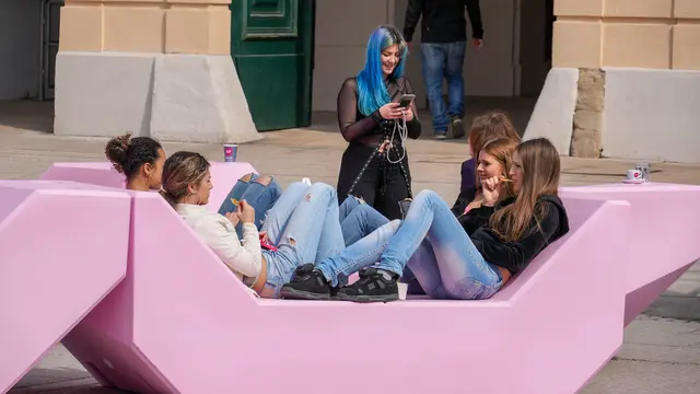 Im Museumsquartier sind seit Dienstag, 24. März, wieder die Sitzmöbel „Enzis“ zu finden. | Foto: Andreas Pölzl/MeinBezirk