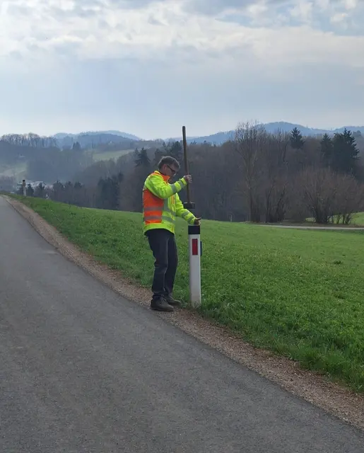 Mehr Sicht, weniger Risiko: Wildwarnreflektoren im Einsatz. | Foto: Schantl