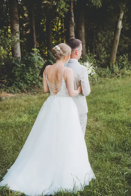 Der "First Look" kam aus den USA zu uns. Ein privater Moment – nur begleitet von Fotografin oder Fotograf – bei dem sich das Brautpaar am Hochzeitstag zum ersten Mal sieht.  | Foto: Kothbauer