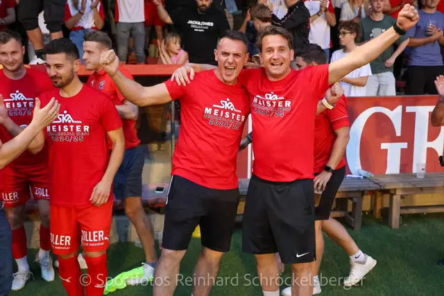 Trainer Rudi Spindler (rechts) freut sich über den Meistertitel für den SK Altheim in der Bezirksliga West in der Saison 2024/25. | Foto: Sportfotos Reinhard Schröckelsberger