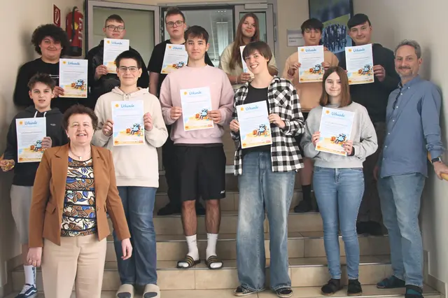 Direktorin Hildegard Prem (l.) und Klassenvorstand Mario Reisinger (r.) übergaben den elf Schülern, die das Experiment durchgehalten haben, eine Urkune. | Foto: MeinBezirk/Schütz