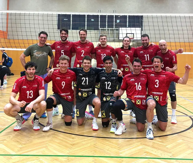 Die Herren 1 mit Kapitän Wolfgang Sauer (Nr. 6) und Erfolgscoach Jeremias Pock (l.) | Foto: Schlatte
