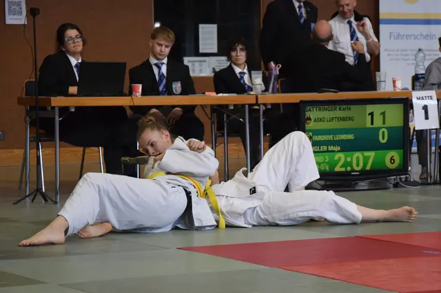Ippon für Gattringer Karla. Sie fixiert ihre Gegnerin am Boden.