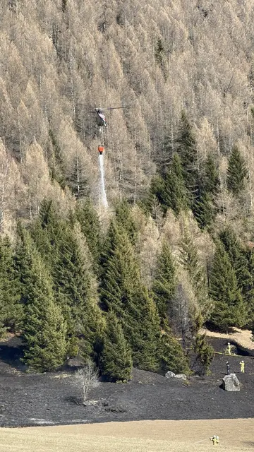 Beim Feuerwehreinsatz in Muhr am Nachmittag des 25. März 2026 kommt auch ein Hubschrauber zum Einsatz. | Foto: Feuerwehrbezirk Lungau / Thomas Keidel