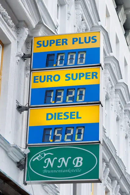 Die Freiheitlichen spendierten am Sonntag Tankfüllungen zu „FPÖ-Preisen“. Der Preis betrug 1,32 Euro pro Liter Benzin und um 1,52 Euro für einen Liter Diesel. | Foto: APA-Images / APA / FLORIAN WIESER