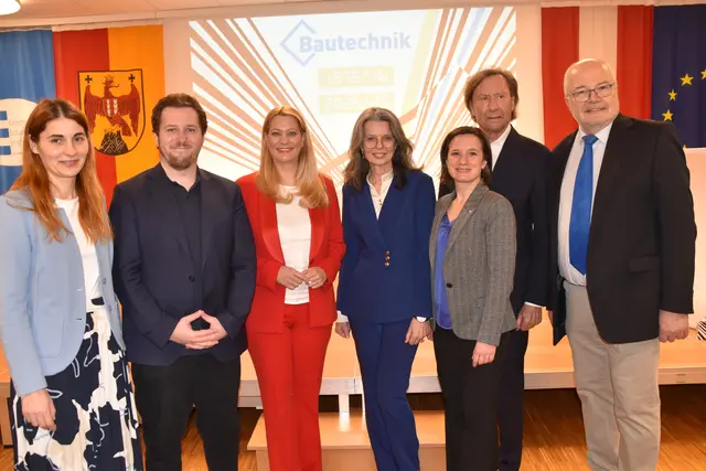 Ehrengäste beim Festakt: Vizebürgermeisterin Landtagsabgeordnete Carina Laschober-Luif, Vizebürgermeister Adrian Kubat, Landesrätin Daniela Winkler, Abteilungsvorständin Ulrike Hartler, Aniko Benkö (Geschäftsführerin Industriellenvereinigung Burgenland), Bürgermeister Kurt Maczek und Karlheinz Oswald (Abteilungsvorstand  Elektronik und Technische Informatik, Vertretung von Direktor Wilfried Lercher) | Foto: MeinBezirk/Michael Strini