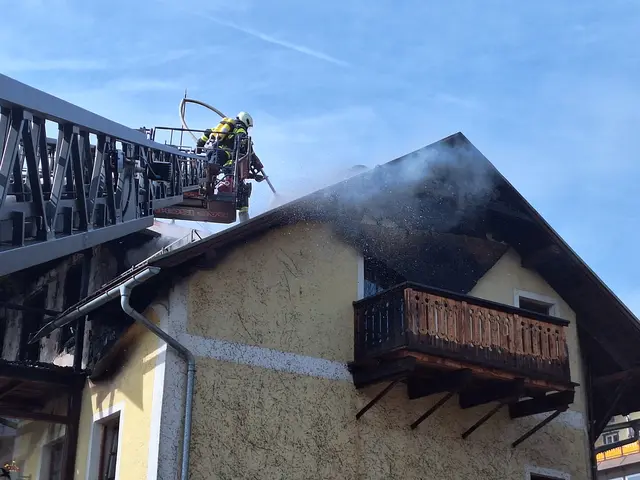 Dachstuhlbrand in der Emmerich-Kalman-Straße: 136 Einsatzkräfte bekämpften die Flammen. | Foto: ff-badischl.at