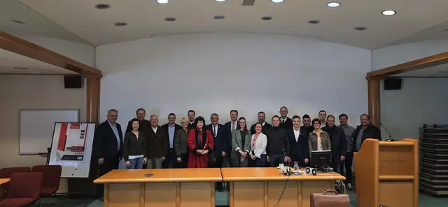 Die Verantwortlichen aus zwölf Gemeinden der Steiermark und aus Slowenien gaben den Startschuss für das Projekt "Crossact".  | Foto: Rok Petje