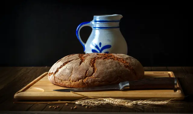Die Wanderausstellung startet am 10. April 2026 um 19 Uhr mit einer Vernissage im Pfarrsaal Wernstein, die durch Pastoralvorstand Martin Brait eröffnet wird. Hier ein Bild zum Thema "Brot" von Guido Konkol. | Foto: Guido Konkol
