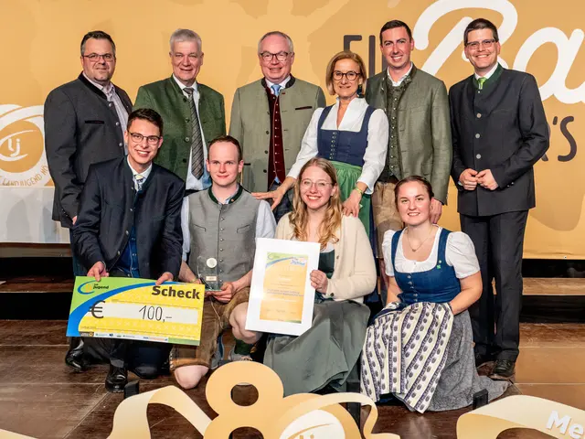 Lichtenegg v.l.n.r. 1. Reihe: Matthias Luger, Sebastian Spenger, Madlene Reisner, Sabine Pfeisinger; 2. Reihe: Johann Efferl, Toni Kasser, Stephan Pernkopf, Johanna Mikl-Leitner, Alexander Bernhuber, Lorenz Mayr | Foto: NIEDERÖSTERREICHISCHE LANDES-LANDWIRTSCHAFTSKAMMER