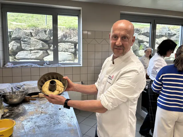 Flavio Mlinz lernte von den Schülerinnen, wie ein Kärntner Reindling zubereitet wird. | Foto: MeinBezirk/Lea Kainz