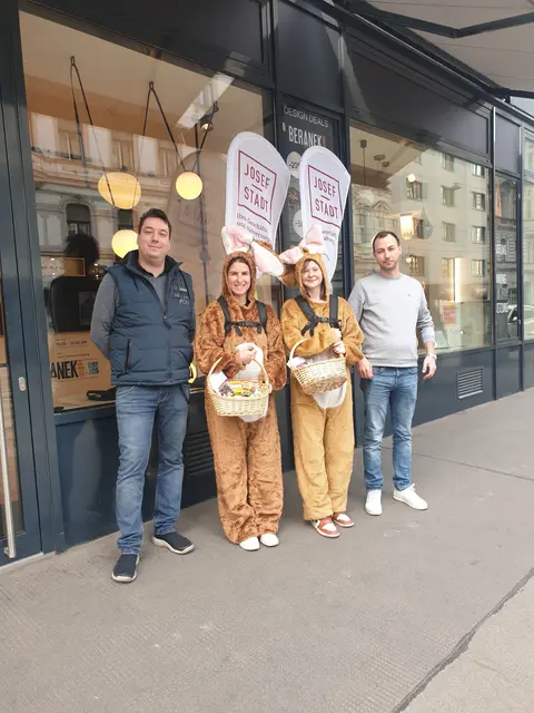Osterhasen verteilten Naschereien an Passanten