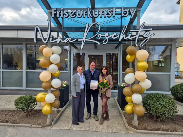 Bürgermeisterin Bettina Bauernhofer, Gerd Holzer und Geschäftsführerin Nina Roschitz bei der Eröffnung des Friseursalons in der Birkfelderstraße. | Foto:  Stadtgemeinde Weiz | R. Gütl