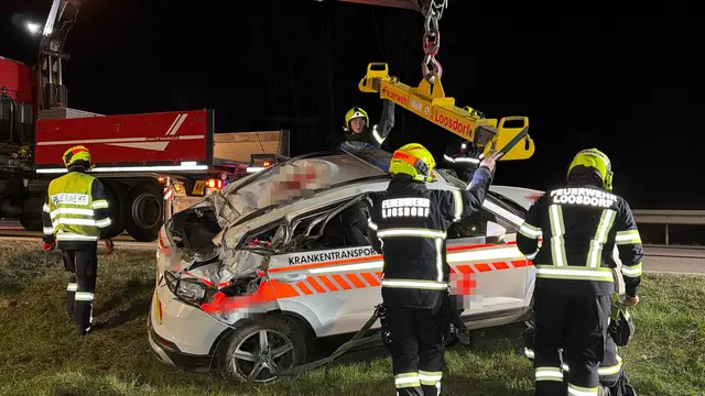 Behelfstransporter im Straßengraben, eine Person in Klinik gebracht