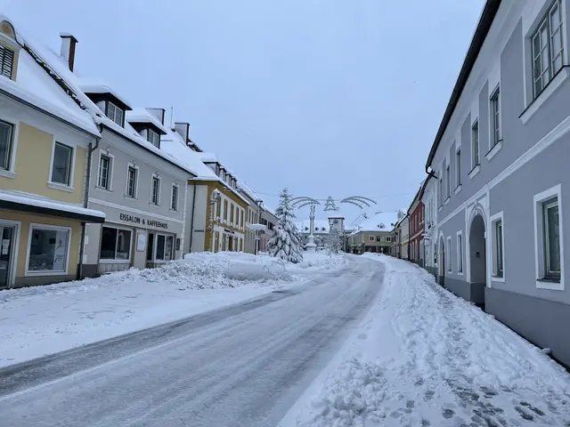 Später Wintereinbruch bringt Herausforderungen auf Straßen
