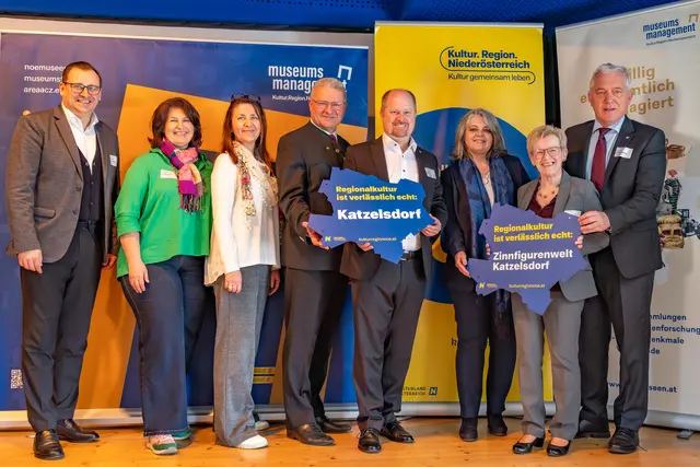 Harald Froschauer, Gesamtprokurist Kultur.Region.Niederösterreich, Helga Steinacher, Akademie der Kultur.Region.Niederösterreich, Sandra Paweronschitz, Prozessbegleiterin für regionale Kulturarbeit der Kultur.Region.Niederösterreich, Hermann Dikowitsch, Hermann Dikowitsch, Leiter der Abteilung Kunst und Kultur beim Amt der NÖ Landesregierung, Ulrike Vitovec, GF Museumsmanagement Niederösterreich und Martin Lammerhuber, GF der Kultur.Region.Niederösterreich, überreichten die Plaketten „Regionalkultur ist verlässlich echt“ an Hannelore Handler-Woltran von der Zinnfigurenwelt Katzelsdorf und an Bürgermeister Michael Nistl. | Foto: Museumsmanagement Niederösterreich, Mike Bauer