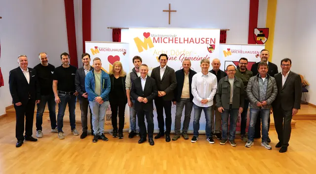 Hermann Eschbacher, Leo Moser, Thomas Sallfert, Josef Brucha, Markus Carollus, Dagmar Sallfert, Michael Griessler, Vize-Bgm. Eduard Sanda, Bgm. Bernhard Heinl, Gerhard Heinrich, Thomas Sulzer, Günter Burchhart, Herbert Hochenthanner, Bernhard Kostka, Herwig Kostka, Stefan Fuxsteiner, Christian Wagner | Foto: Marktgemeinde Michelhausen