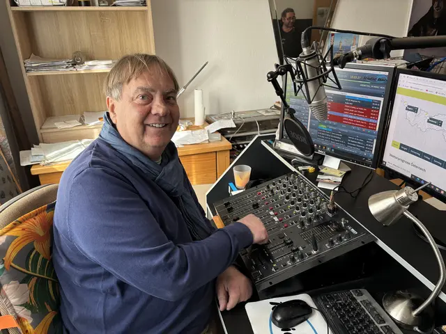 Mit der moderierten Sendung „Feierabend“ ist Georg Unterkofler täglich live auf Sendung. | Foto: MeinBezirk.at/Peter Kleinrath
