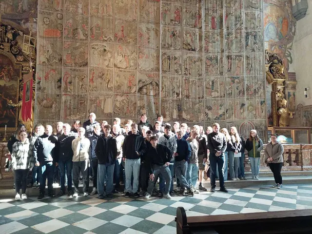 Die Althofener Schülerinnen und Schüler beim berühmten Fastentuch in Gurk. | Foto: LFS Althofen