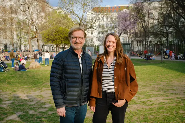 Bezirkschef Martin Fabisch und Bezirksvizin Lena Köhler im nun nach Lore Segal benannten, ehemaligen Hamerlingpark. | Foto: BV8