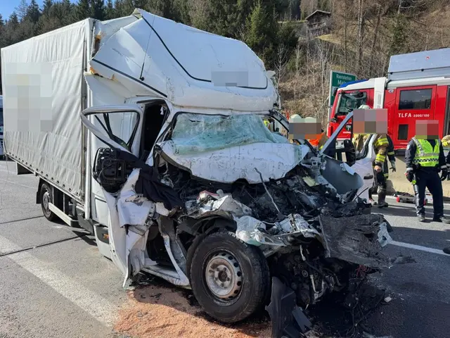 Schwerer Auffahrunfall auf der Brennerautobahn bei Schönberg: Drei Lkw kollidierten am Stauende. Ein Fahrer wurde eingeklemmt und mit schweren Verletzungen per Hubschrauber ins Krankenhaus geflogen. | Foto: FF Matrei