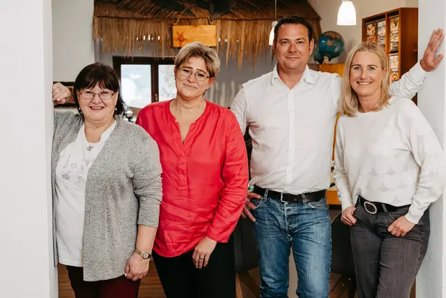 Das gesamte Team des Reisebüro ReiseZeit in Golling mit Inhaber Gerald Eckhardt. | Foto: SPW_Fotografie