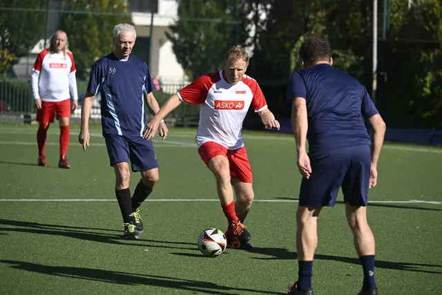 Bei Walking Football kann die Generation 55+ am Ball bleiben